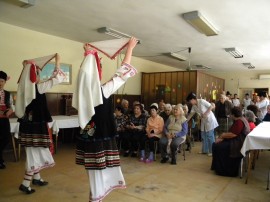 Ансамбълът за народни песни и танци „Искра” гостува в  дома за възрастни хора „Маргарита Асебо”