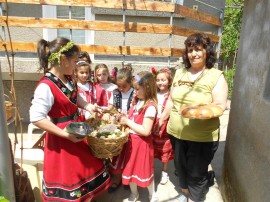 Цветни лазарки навестиха домовете в Крън