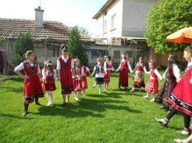 Цветни лазарки навестиха домовете в Крън