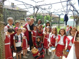 Цветни лазарки навестиха домовете в Крън