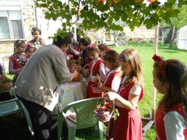 Цветни лазарки навестиха домовете в Крън