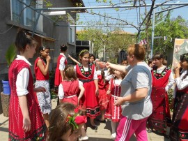 Цветни лазарки навестиха домовете в Крън