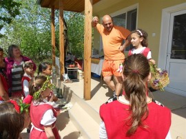 Цветни лазарки навестиха домовете в Крън