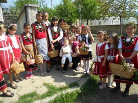 Цветни лазарки навестиха домовете в Крън