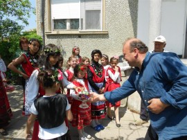 Цветни лазарки навестиха домовете в Крън