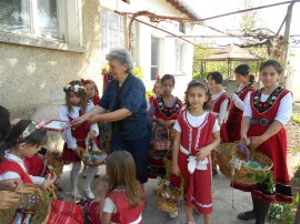 Цветни лазарки навестиха домовете в Крън