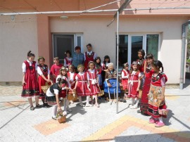 Цветни лазарки навестиха домовете в Крън