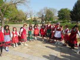 Цветни лазарки навестиха домовете в Крън