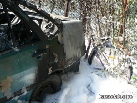 Видео: Два автомобила горяха в двора на КАТ