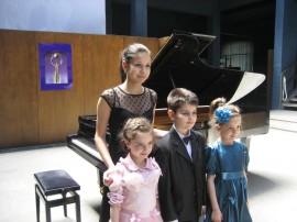 Три награди за възпитаниците от класа на Елена Юлиянова  от международния конкурс „Музиката и Земята” / Новини от Казанлък