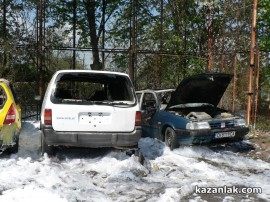 Видео: Два автомобила горяха в двора на КАТ