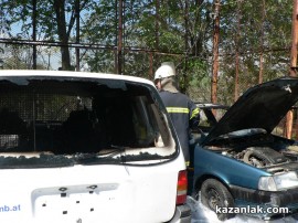 Видео: Два автомобила горяха в двора на КАТ