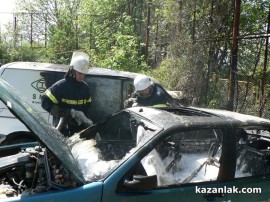 Видео: Два автомобила горяха в двора на КАТ