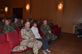 С театрална постановка Община Казанлък поздрави военнослужeщите за предстоящите празници