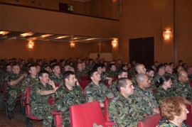 С театрална постановка Община Казанлък поздрави военнослужeщите за предстоящите празници / Новини от Казанлък