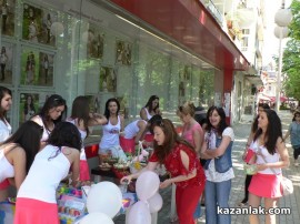 Кандидатките за Царица Роза се превърнаха в атракция, боядисвайки яйца в центъра на Казанлък