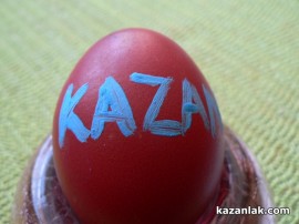 Кандидатките за Царица Роза се превърнаха в атракция, боядисвайки яйца в центъра на Казанлък