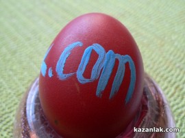 Кандидатките за Царица Роза се превърнаха в атракция, боядисвайки яйца в центъра на Казанлък