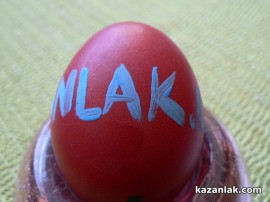 Кандидатките за Царица Роза се превърнаха в атракция, боядисвайки яйца в центъра на Казанлък