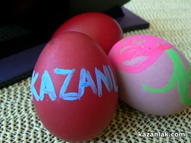 Кандидатките за Царица Роза се превърнаха в атракция, боядисвайки яйца в центъра на Казанлък