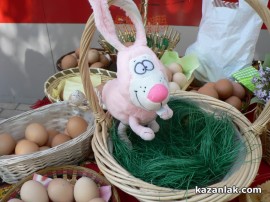 Кандидатките за Царица Роза се превърнаха в атракция, боядисвайки яйца в центъра на Казанлък