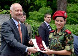 Военнослужеща от Казанлък получи награда от Министъра на отбраната / Новини от Казанлък