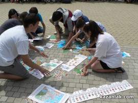Денят на Европа бе отбелязан в Казанлък. Младежи отново се опитаха да “нарисуват“ роза с телата си