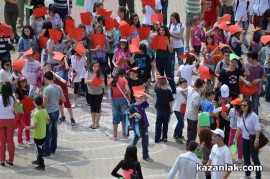 Денят на Европа бе отбелязан в Казанлък. Младежи отново се опитаха да “нарисуват“ роза с телата си