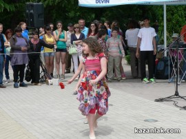 Денят на Европа бе отбелязан в Казанлък. Младежи отново се опитаха да “нарисуват“ роза с телата си