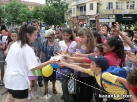 Денят на Европа бе отбелязан в Казанлък. Младежи отново се опитаха да “нарисуват“ роза с телата си