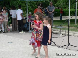 Денят на Европа бе отбелязан в Казанлък. Младежи отново се опитаха да “нарисуват“ роза с телата си