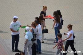 Денят на Европа бе отбелязан в Казанлък. Младежи отново се опитаха да “нарисуват“ роза с телата си