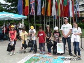 Денят на Европа бе отбелязан в Казанлък. Младежи отново се опитаха да “нарисуват“ роза с телата си