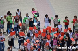 Денят на Европа бе отбелязан в Казанлък. Младежи отново се опитаха да “нарисуват“ роза с телата си