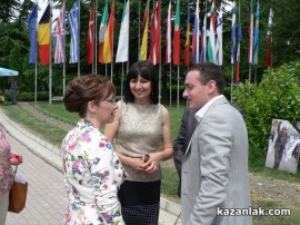 Денят на Европа бе отбелязан в Казанлък. Младежи отново се опитаха да “нарисуват“ роза с телата си