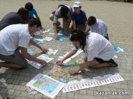Денят на Европа бе отбелязан в Казанлък. Младежи отново се опитаха да “нарисуват“ роза с телата си