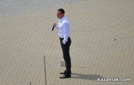 Денят на Европа бе отбелязан в Казанлък. Младежи отново се опитаха да “нарисуват“ роза с телата си