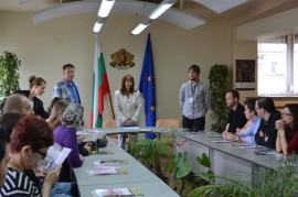 Кметът Галина Стоянова се срещна с фотографи, които ще се учат на майсторлък в Казанлък / Новини от Казанлък