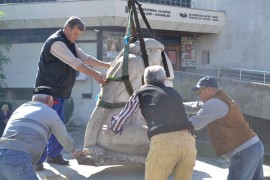 Голо тяло на Христо Песев вече е пред Галерията