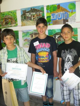 12 годишен казанлъчанин с наградата от пленер-конкурс за детска рисунка