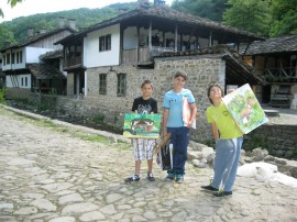 12 годишен казанлъчанин с наградата от пленер-конкурс за детска рисунка