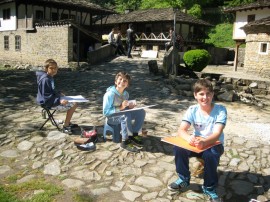 12 годишен казанлъчанин с наградата от пленер-конкурс за детска рисунка