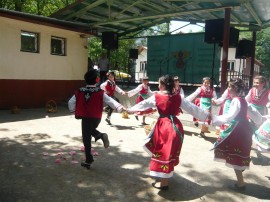 Деца от Крън танцуваха в Национален фолклорен фестивал