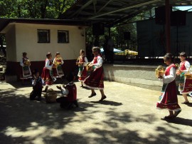 Деца от Крън танцуваха в Национален фолклорен фестивал