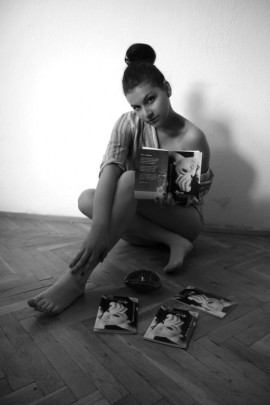 Поп-фолк звездата Галена изпя на рождения си ден песен написана от казанлъчанка 