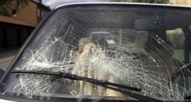 Жена хвърлила автомобилна гума по кола и счупила предното й стъкло / Новини от Казанлък