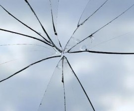 Скандал завърши с изпочупени стъкла / Новини от Казанлък