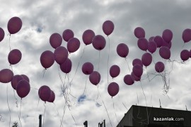 Знамето на Казанлък бе вдигнато при проливен дъжд. С началото на водосвета слънцето озари площад “Севтополис“