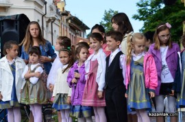 Знамето на Казанлък бе вдигнато при проливен дъжд. С началото на водосвета слънцето озари площад “Севтополис“