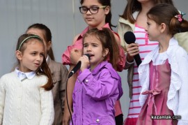 Знамето на Казанлък бе вдигнато при проливен дъжд. С началото на водосвета слънцето озари площад “Севтополис“